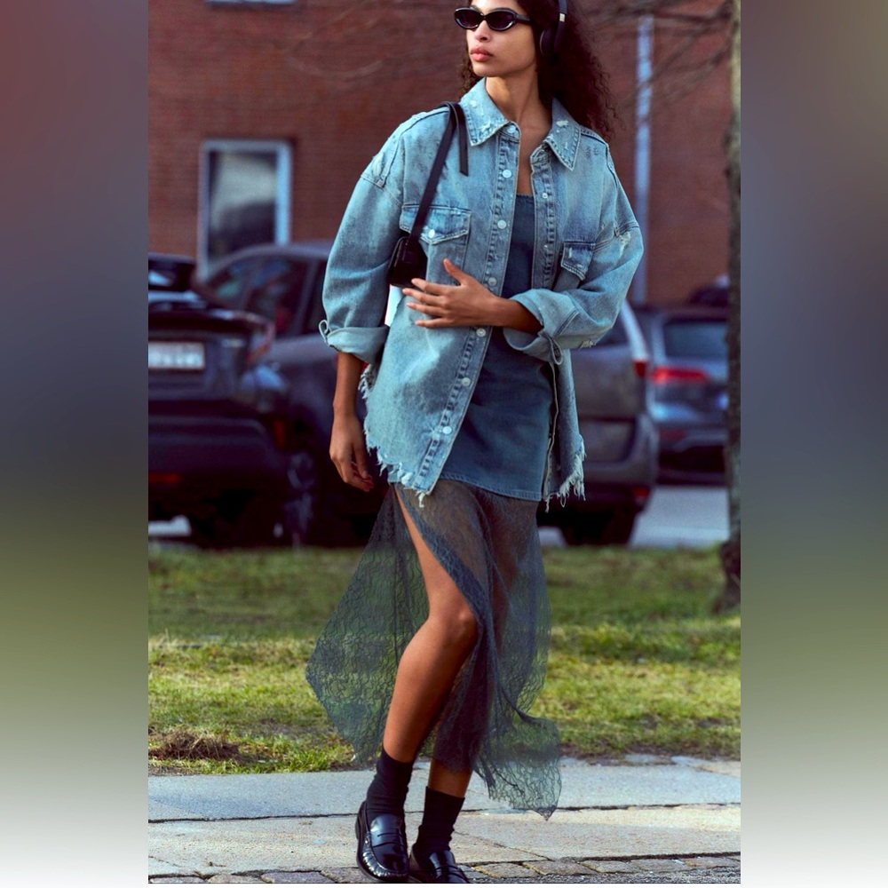 ZARA LACE TRIM DENIM
Straight neck midi dress with spaghetti straps.
Blue|Gray❣️